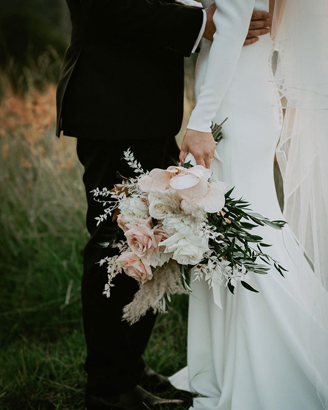 Modern + sophisticated + romantic + luxe florals for Maddie + Ciaran, captured beautifully by @elsimpsonphotography ✨ swipe to see more images from this stunning wedding!